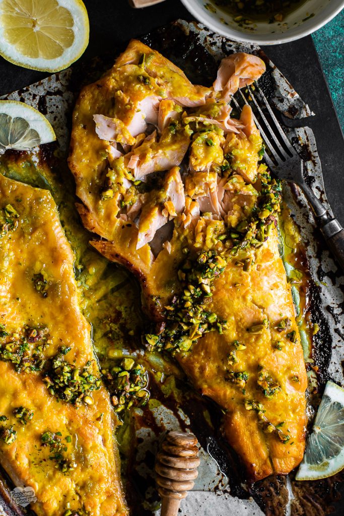 Trucha asalmonada al horno con pistachos