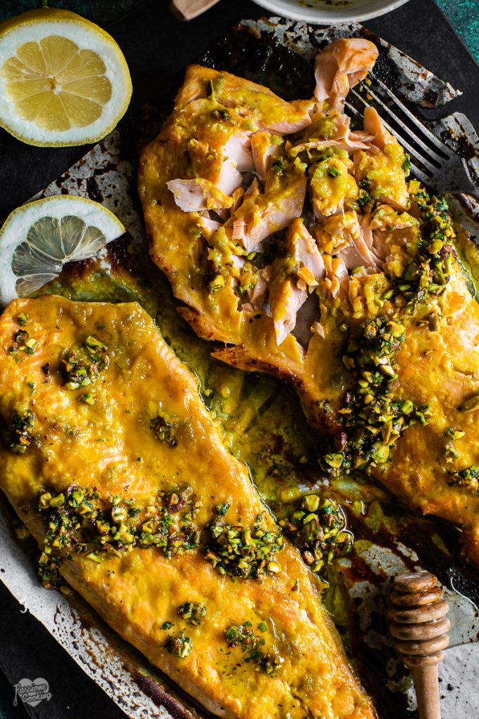 Trucha asalmonada al horno con pistachos