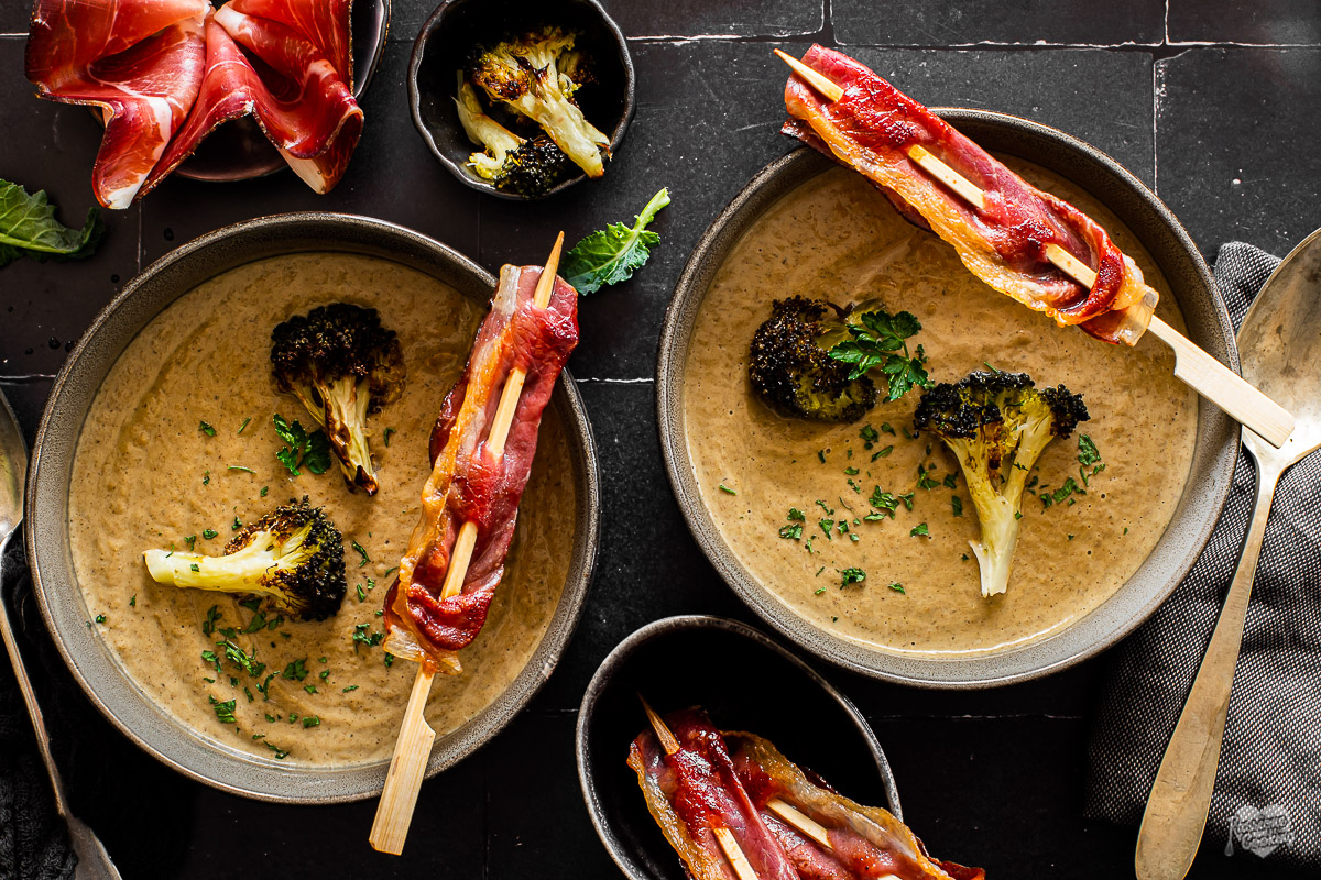 Crema de brócoli al horno con brocheta de Speck Alto Adige IGP