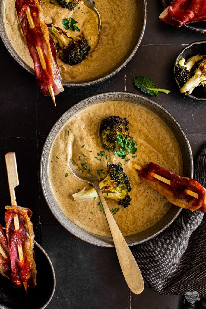 Crema de brócoli al horno con brocheta de Speck Alto Adige IGP