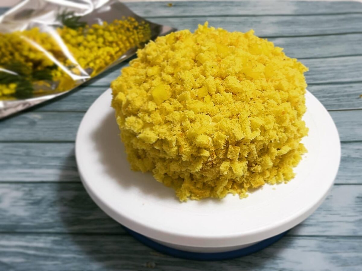 Tarta mimosa con piña para el día de la mujer.