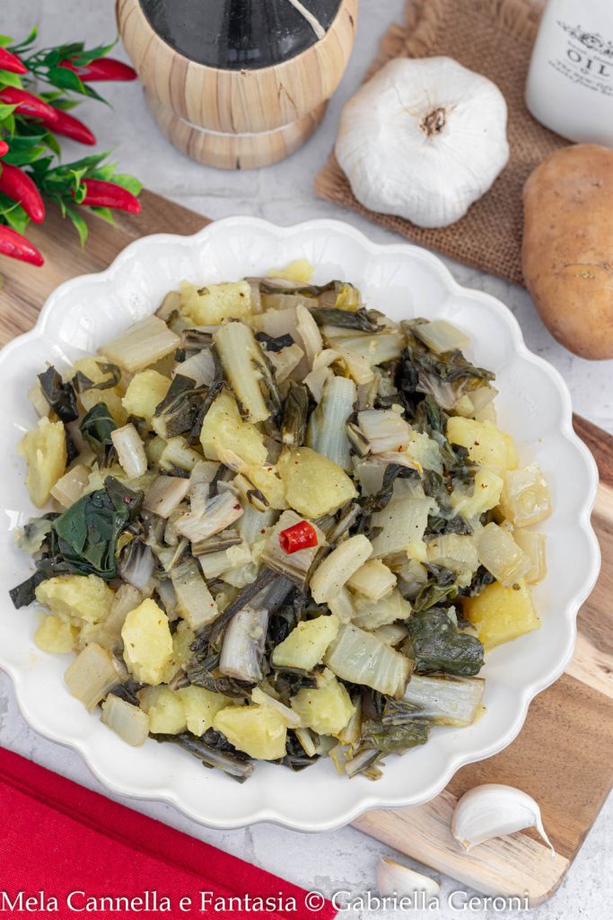 acelgas y patatas en la sartén