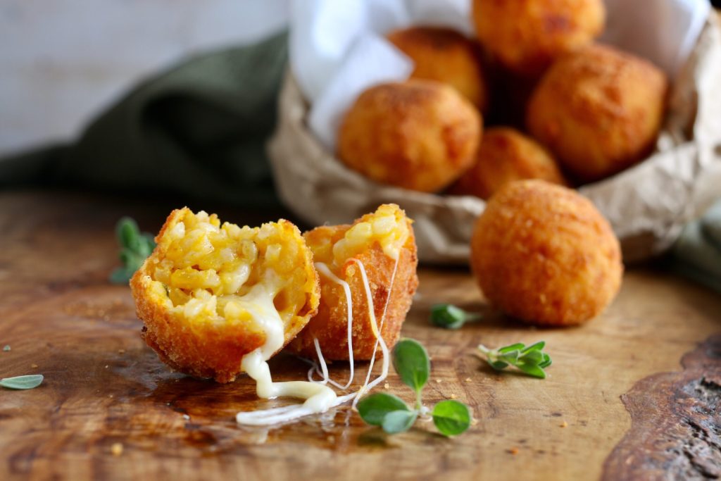 albóndigas de arroz con queso fundido