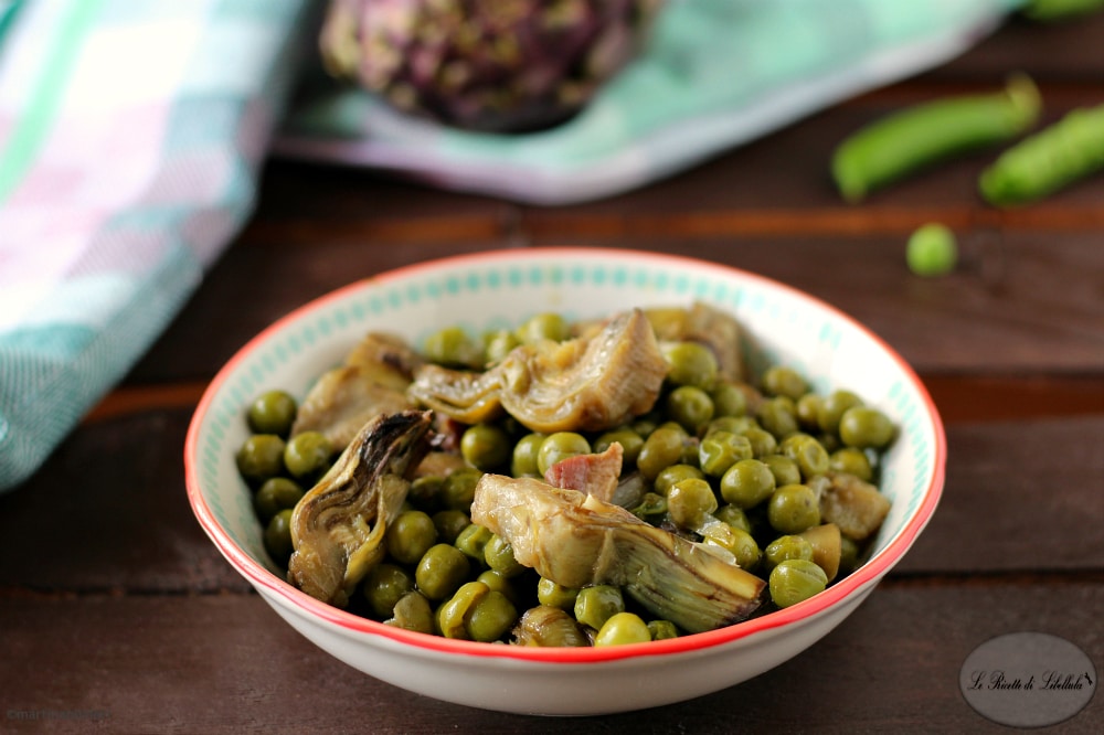 Alcachofas y guisantes con panceta
