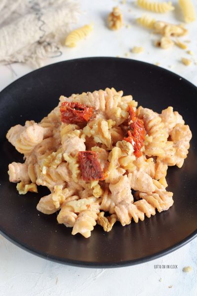 añade algunos trozos de nuez y tomate seco picados y sirve