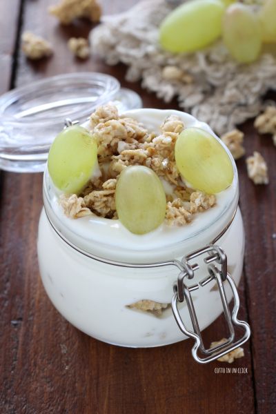 añade en la superficie más granola y uvas blancas