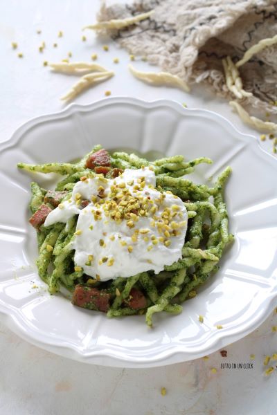 añade la burrata, el granillo de pistachos y sirve