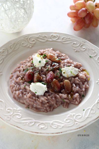 añadid las uvas pasadas en la sartén, las quenelles de queso de cabra y el perejil y servid en la mesa