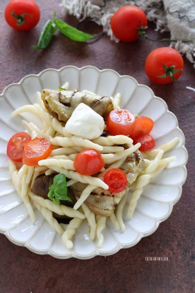 añadir las hojas de albahaca, las bolitas de mozzarella, mezclar y servir