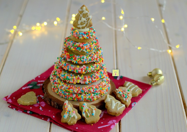 Árbol de galletas de pistacho con chocolate blanco