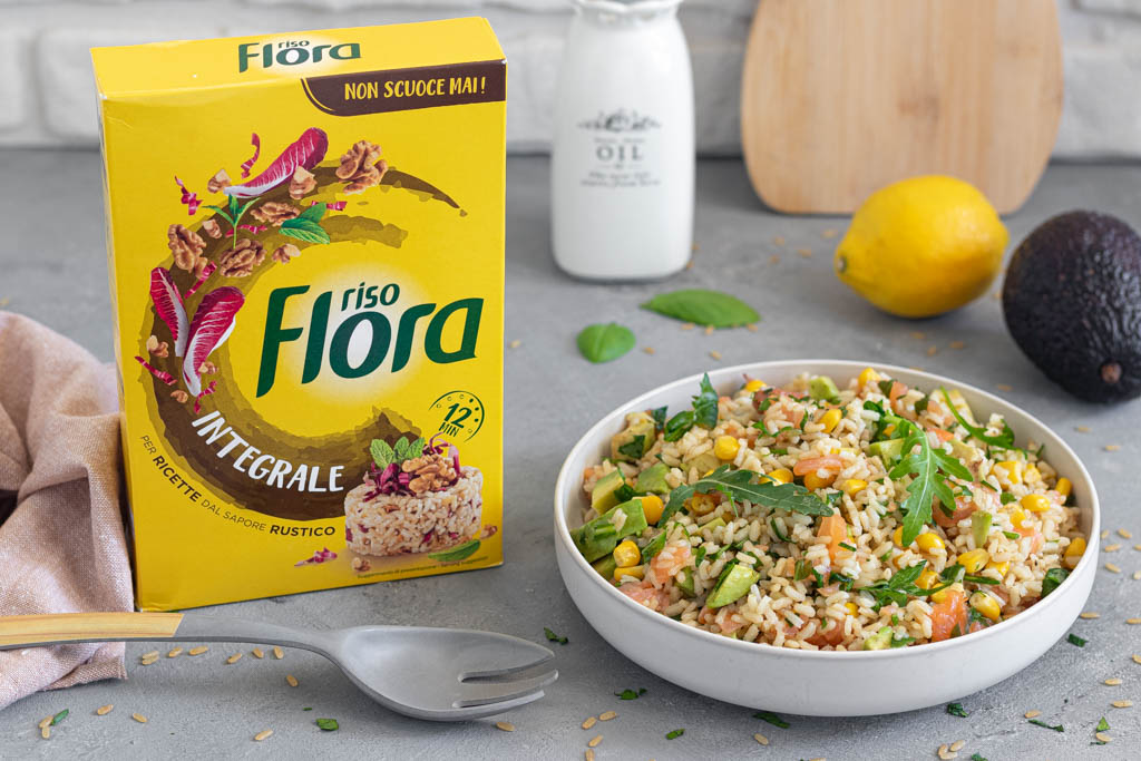 Arroz integral frío con salmón ahumado