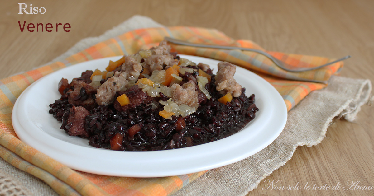 Arroz venere con salchichas