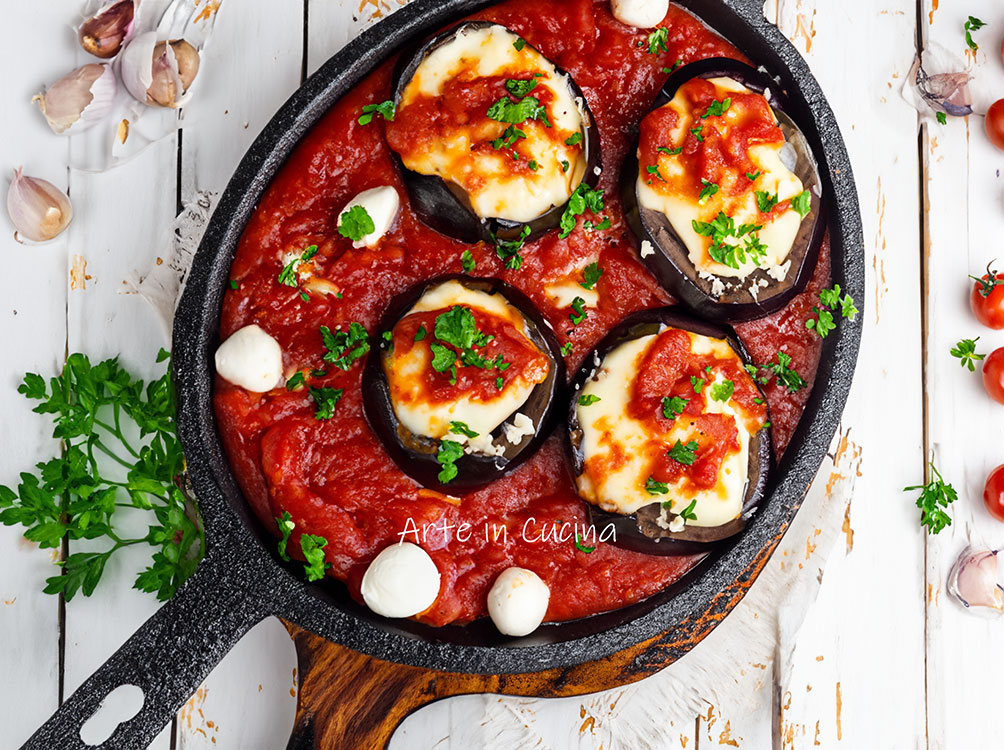 Berenjenas a la sartén con mozzarella y tomate