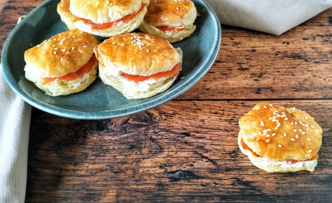 Bocadillos de hojaldre con salmón: el aperitivo elegante y rápido con queso y hierbas aromáticas