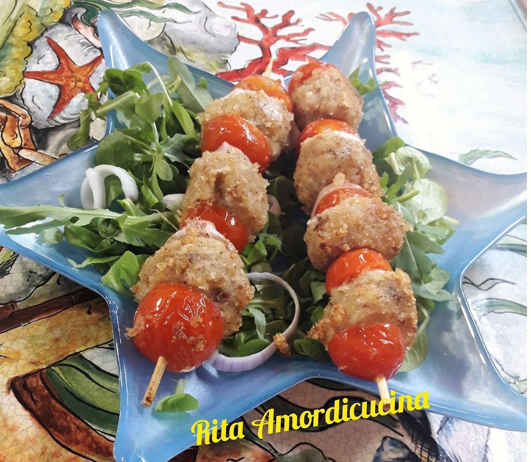 Brochetas de tomatitos y albóndigas de pescado