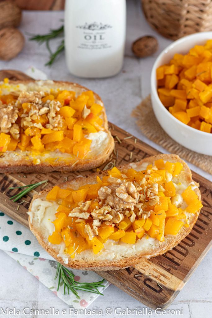 bruschettas con calabaza y gorgonzola