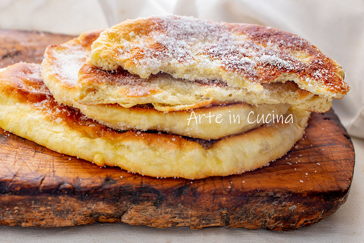 Buñuelos azucarados en sartén