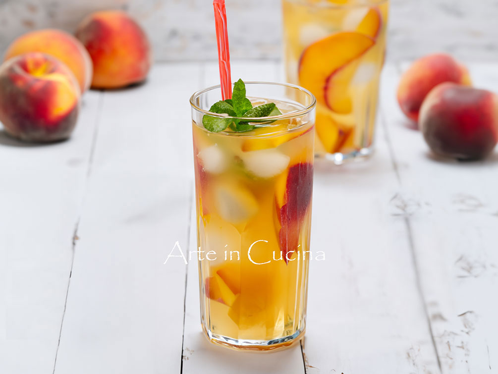 Caipiroska de melocotón bebida de verano