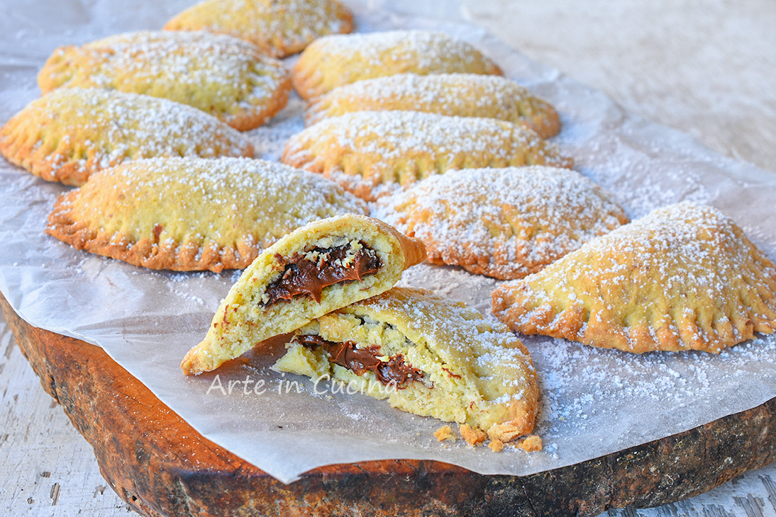 Calzones de masa quebrada con nutella y almendras