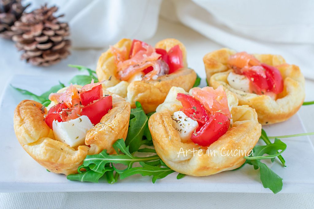 Cestas de hojaldre con caprese y salmón