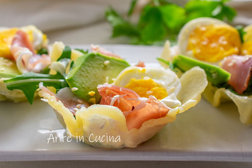 Cestas de parmesano y huevos aperitivo