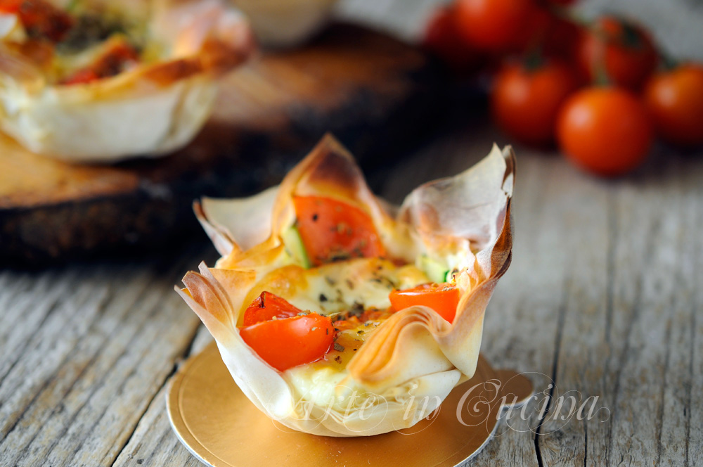 Cestitas de pasta filo rellenas con provola y tomates