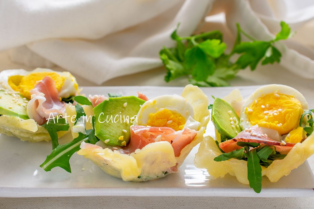 Cestitos de parmesano y huevos aperitivo