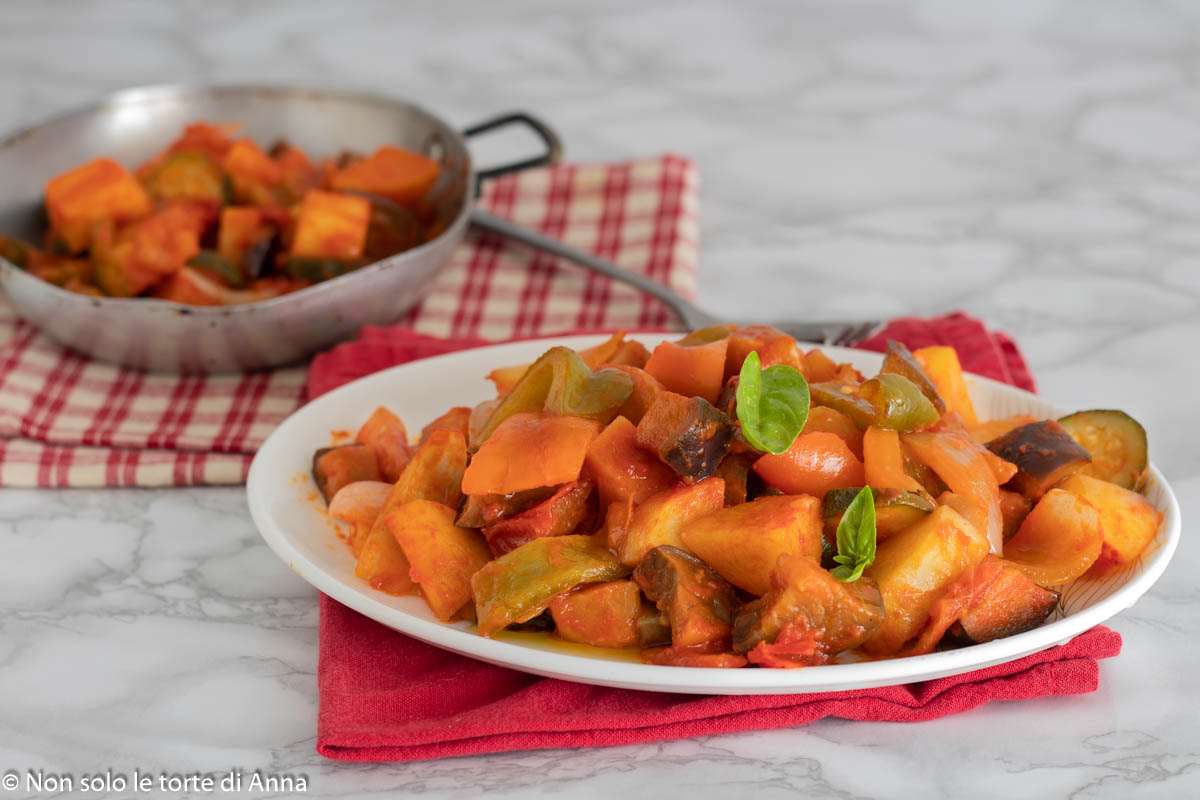 Ciambotta guiso de verduras típico