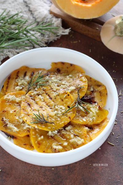 coloquen las rodajas en un plato superponiéndolas ligeramente con más aceite marinado y sirvan