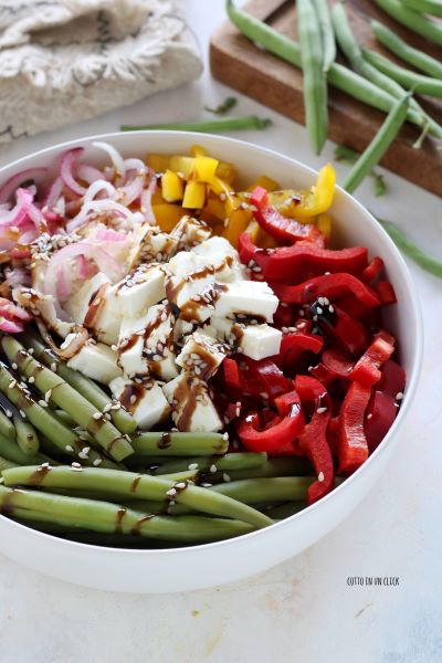 condimenta la ensalada con glaseado de vinagre balsámico, sal y semillas de sésamo