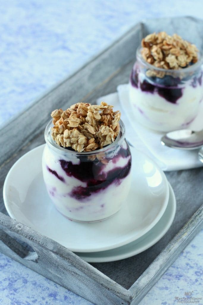 Copa de yogur, arándanos y muesli