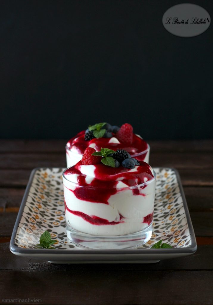 Copas de yogur y frutos del bosque