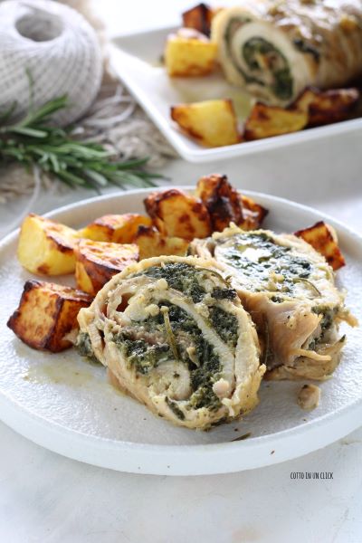 corta el rollo de pollo en rodajas y sirve con las patatas