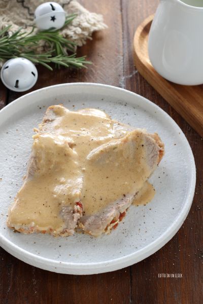 cortar la carne en rodajas finas y servirlas rociándolas con la salsa de cocción