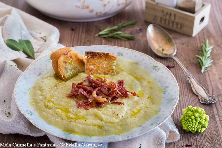 Crema de brócoli y patatas con speck crujiente