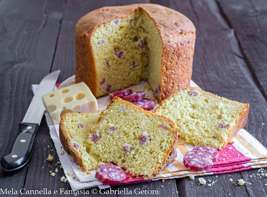 Pizza de Pascua salada con queso y salchichón