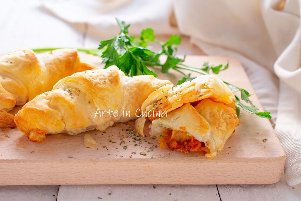Croissants de hojaldre con mozzarella y tomate