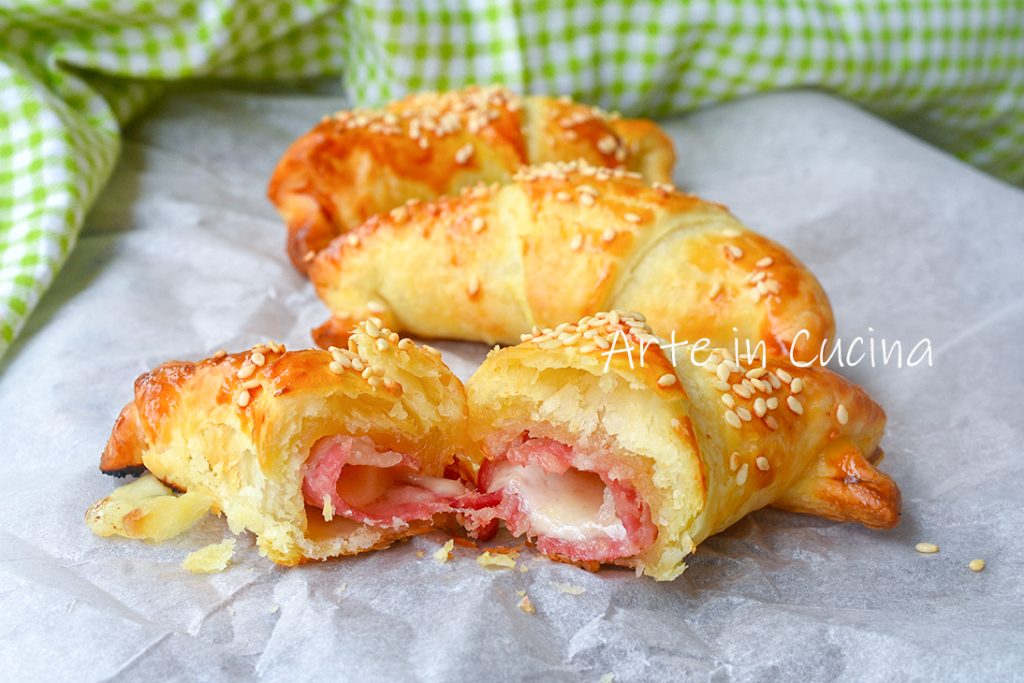 Croissants de hojaldre con salami y mozzarella rápidos