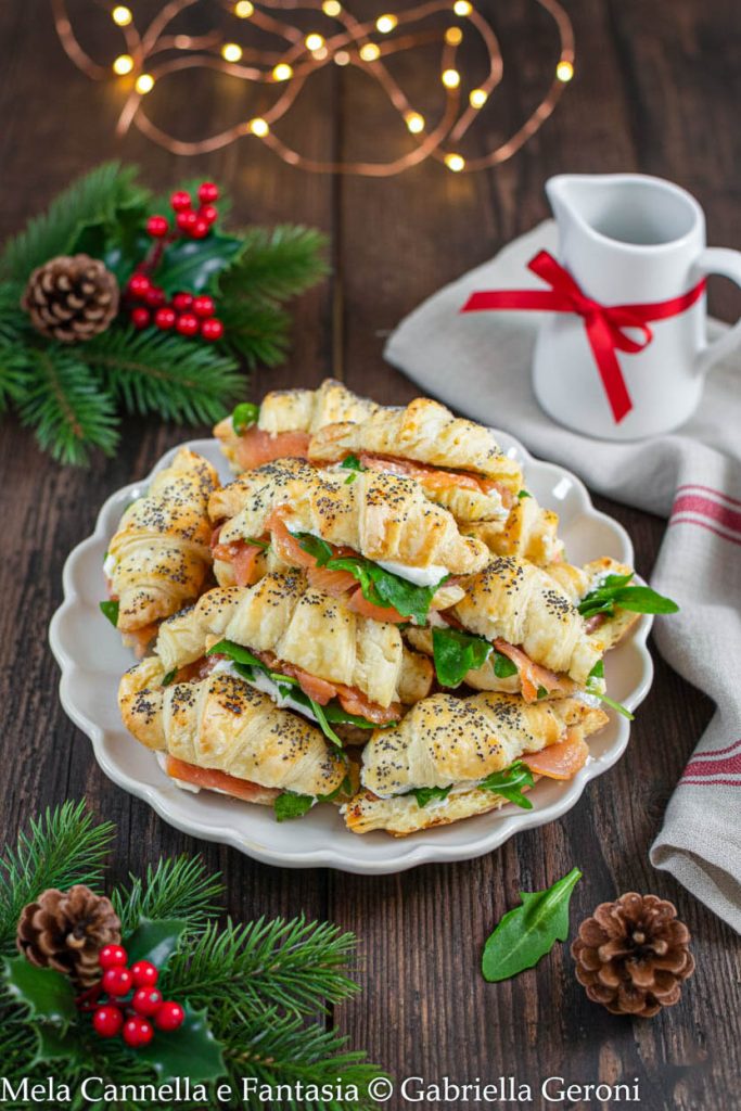 croissants navideños de hojaldre con rúcula y salmón