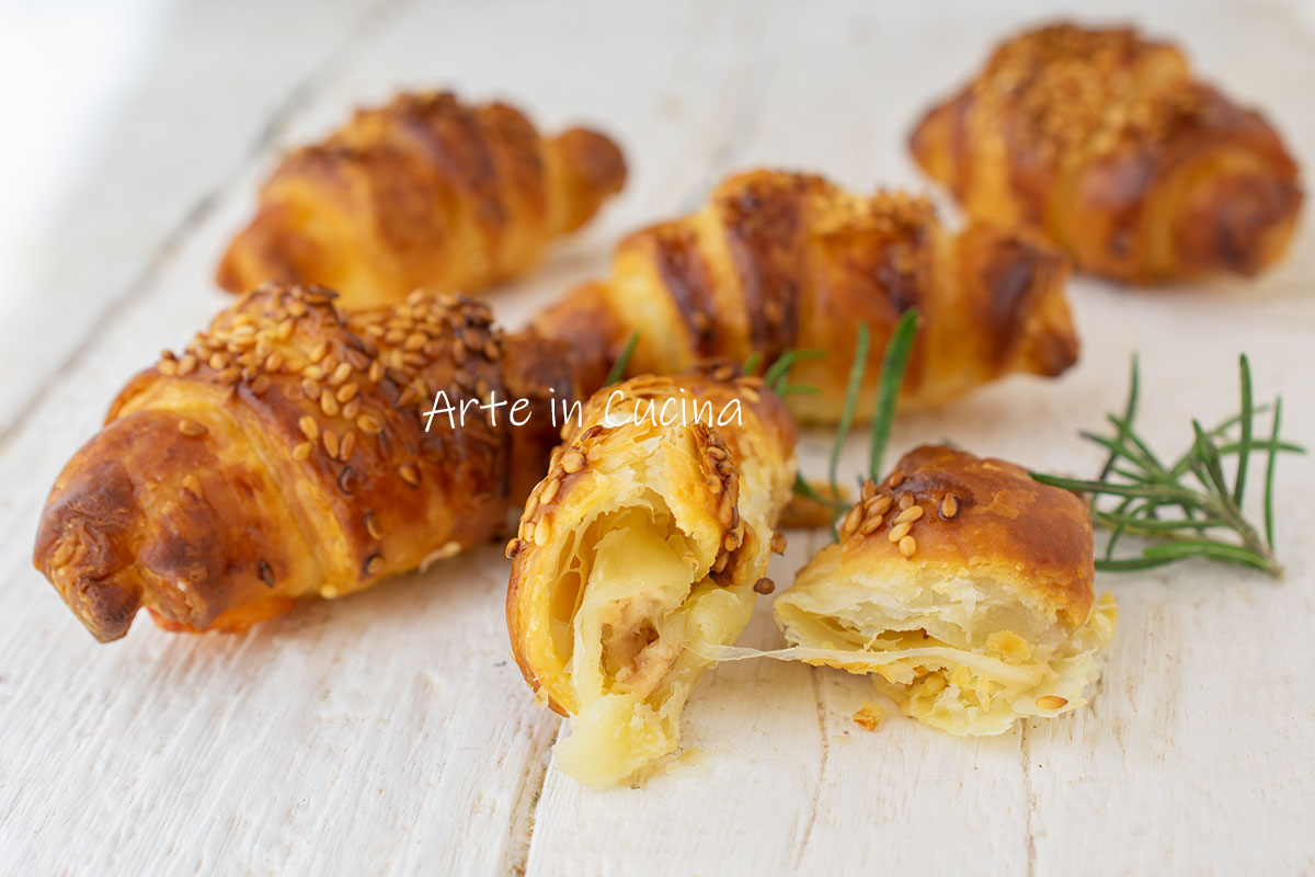 Cruasanes de hojaldre con atún y mayonesa