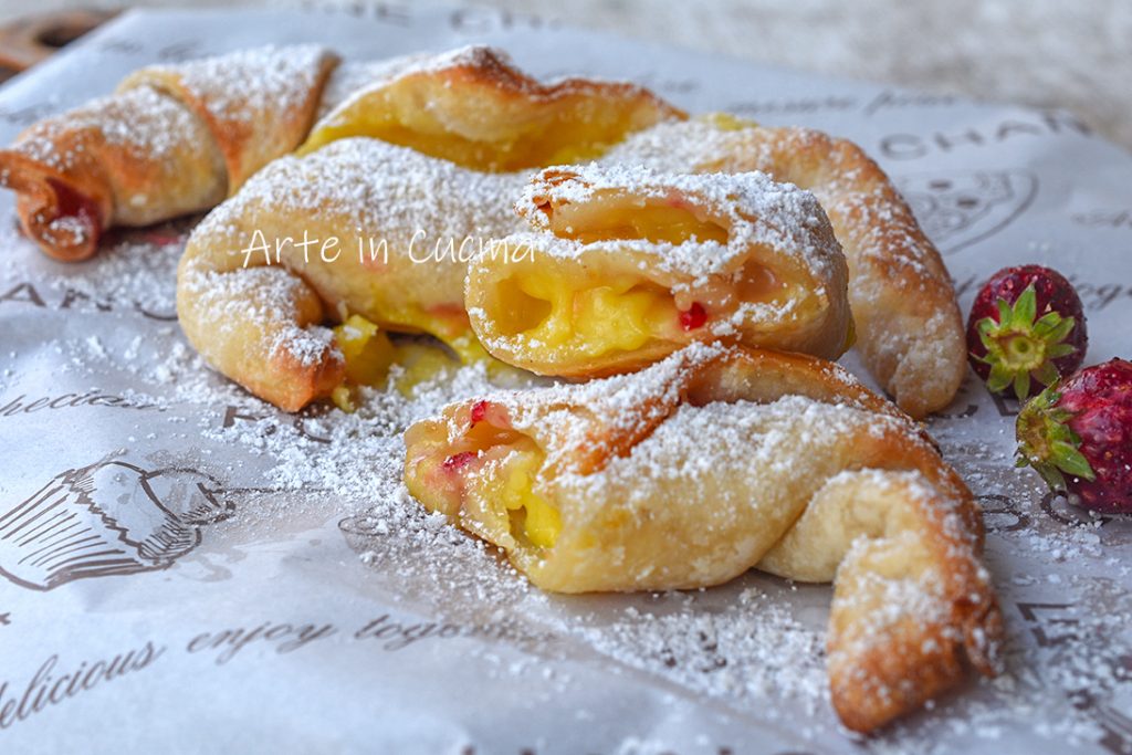 Cruasanes de hojaldre con fresas y crema