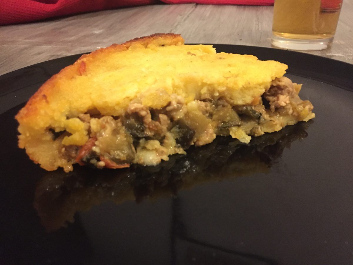 Crumble de salchicha, berenjenas y tomatitos