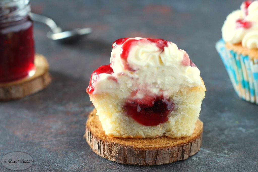 Cupcake con frosting de mascarpone y frutos del bosque