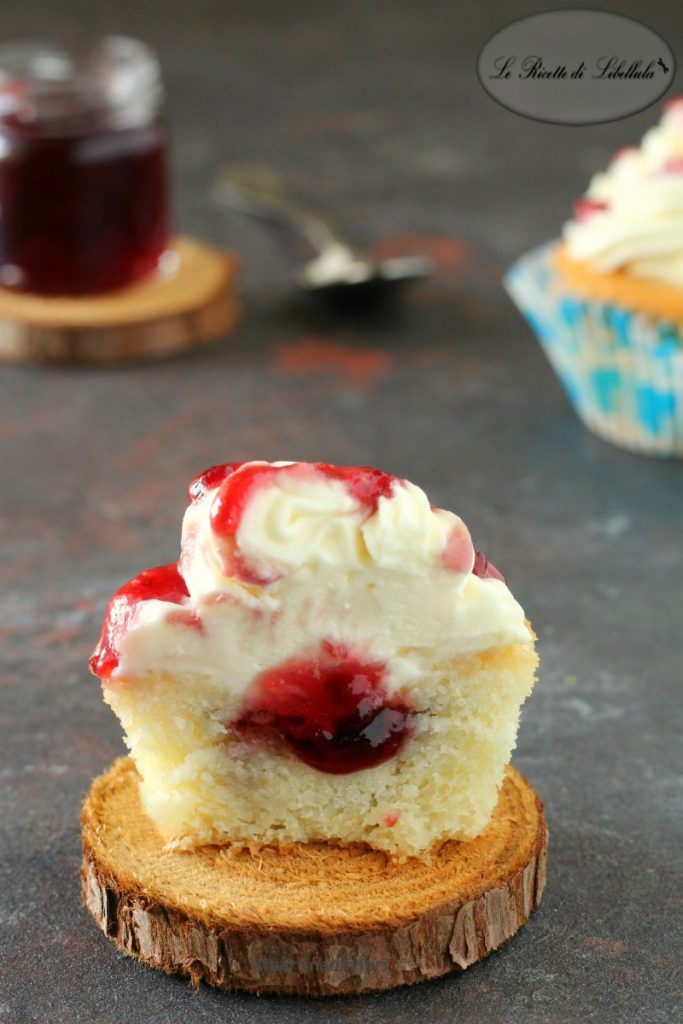 Cupcake con frosting de mascarpone y frutos del bosque