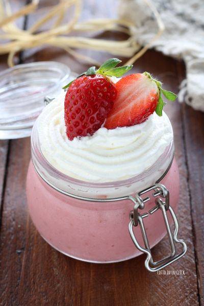 decora con algunas fresas y sirve