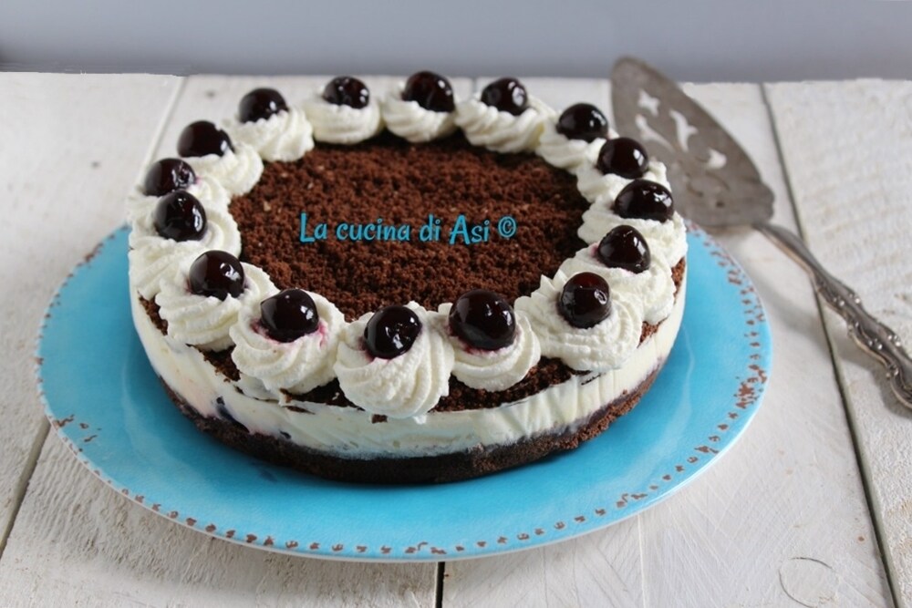 Desmenuzada con chocolate nata y guindas sin cocción