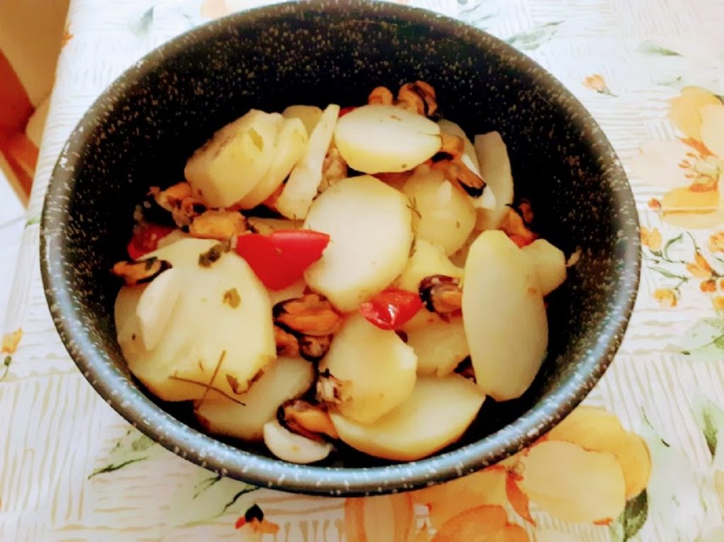 Patatas y mejillones al horno en cazuela