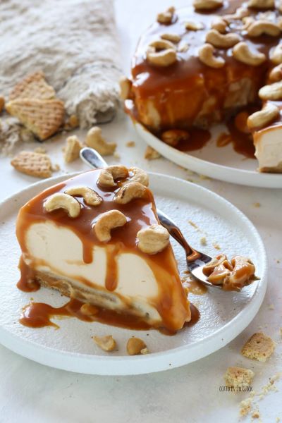 distribuye la crema de caramelo sobre la superficie y decora con anacardos