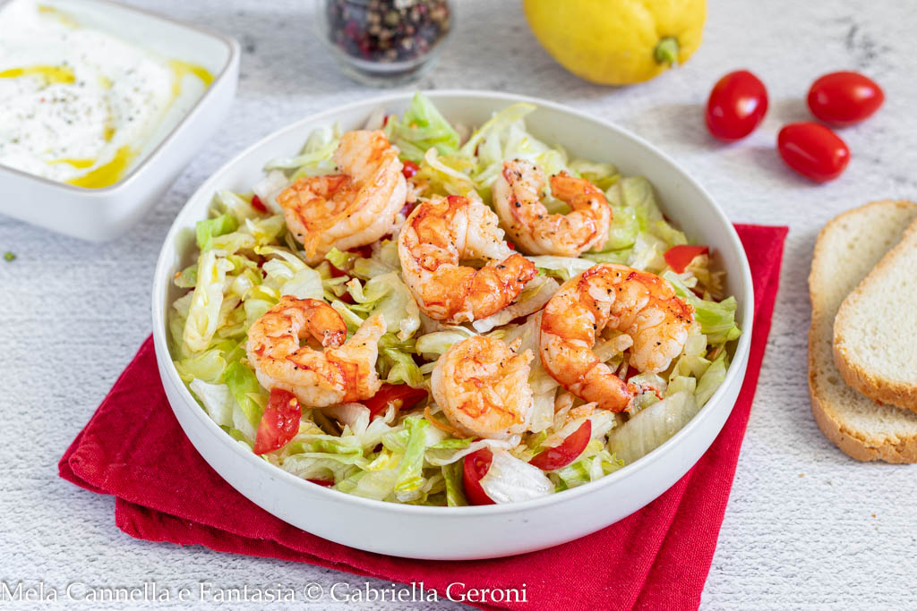 Ensalada de gambas con salsa de yogur