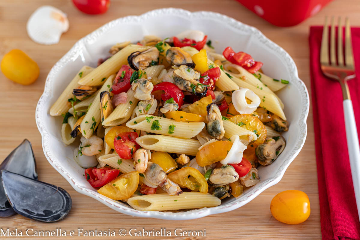 Ensalada de pasta con marisco fácil y rápida de preparar